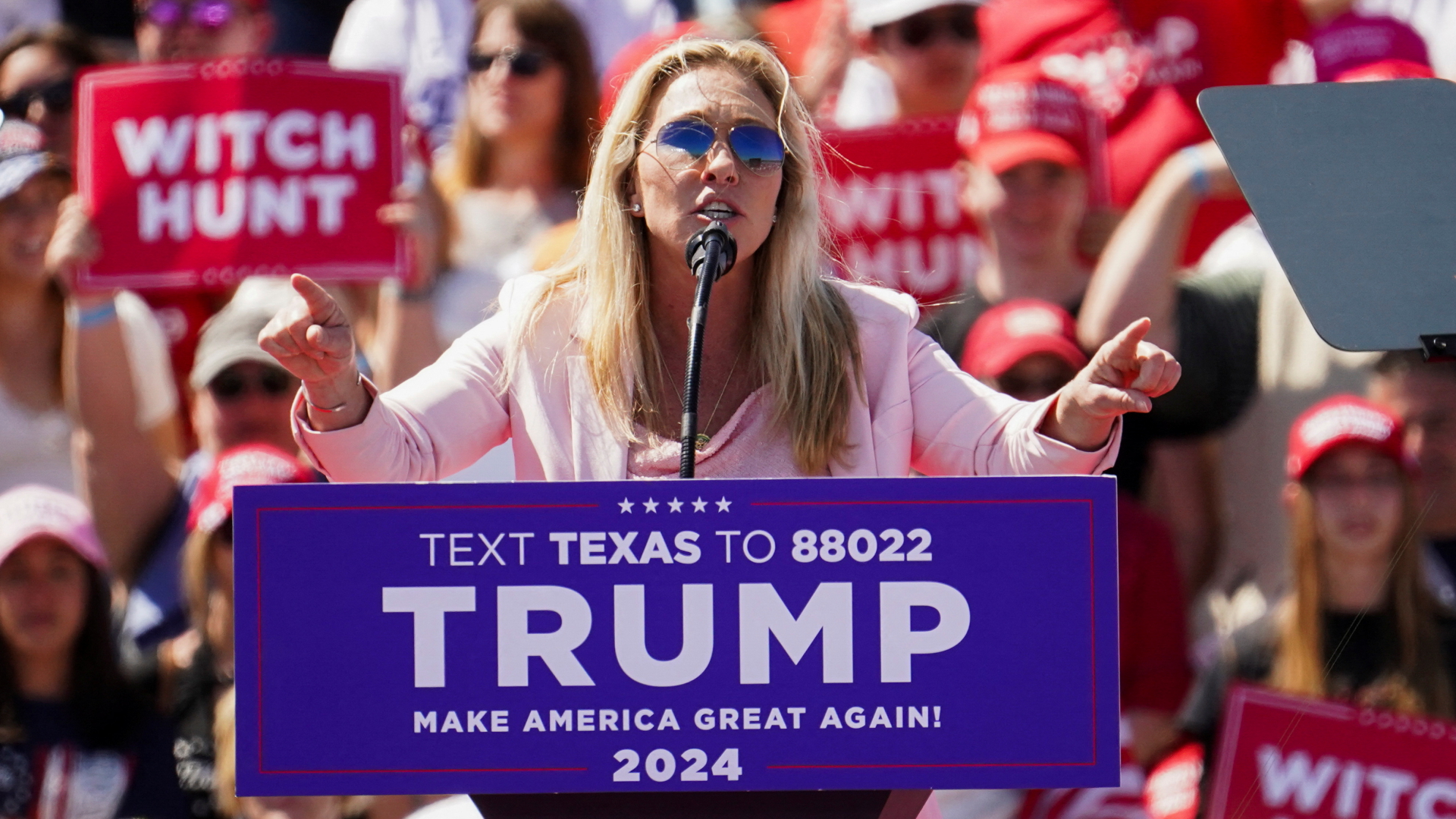 Marjorie Taylor Greene spricht während einer Wahlkampfveranstaltung von Donald Trump. | REUTERS
