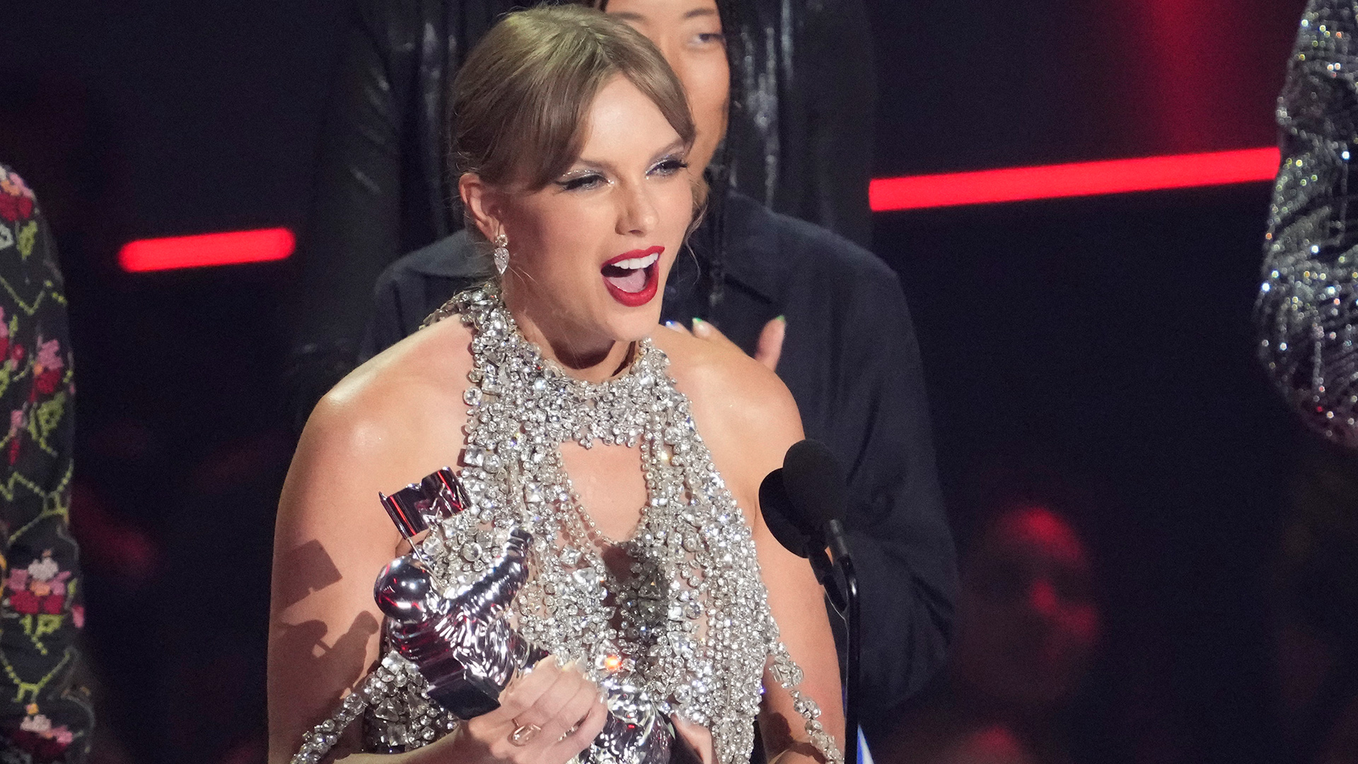 Taylor Swift nimmt auf der Bühne einen Preis entgegen. | AP