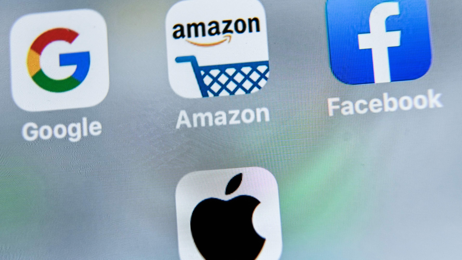 Die Logos von Google, Apple, Facebook und Amazon sind auf einem Bildschirm zu sehen. | AFP