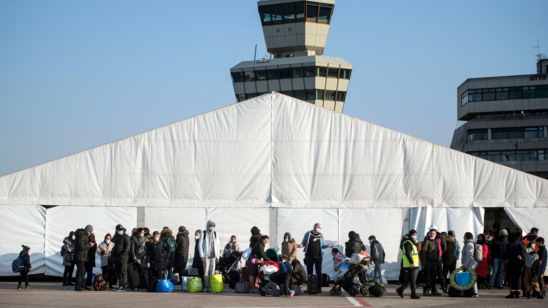 Geflüchtete aus der Ukraine warten in einem neu gebauten Ankunftszentrum auf dem Rollfeld des ehemaligen Flughafens Tegel in Berlin. | AP