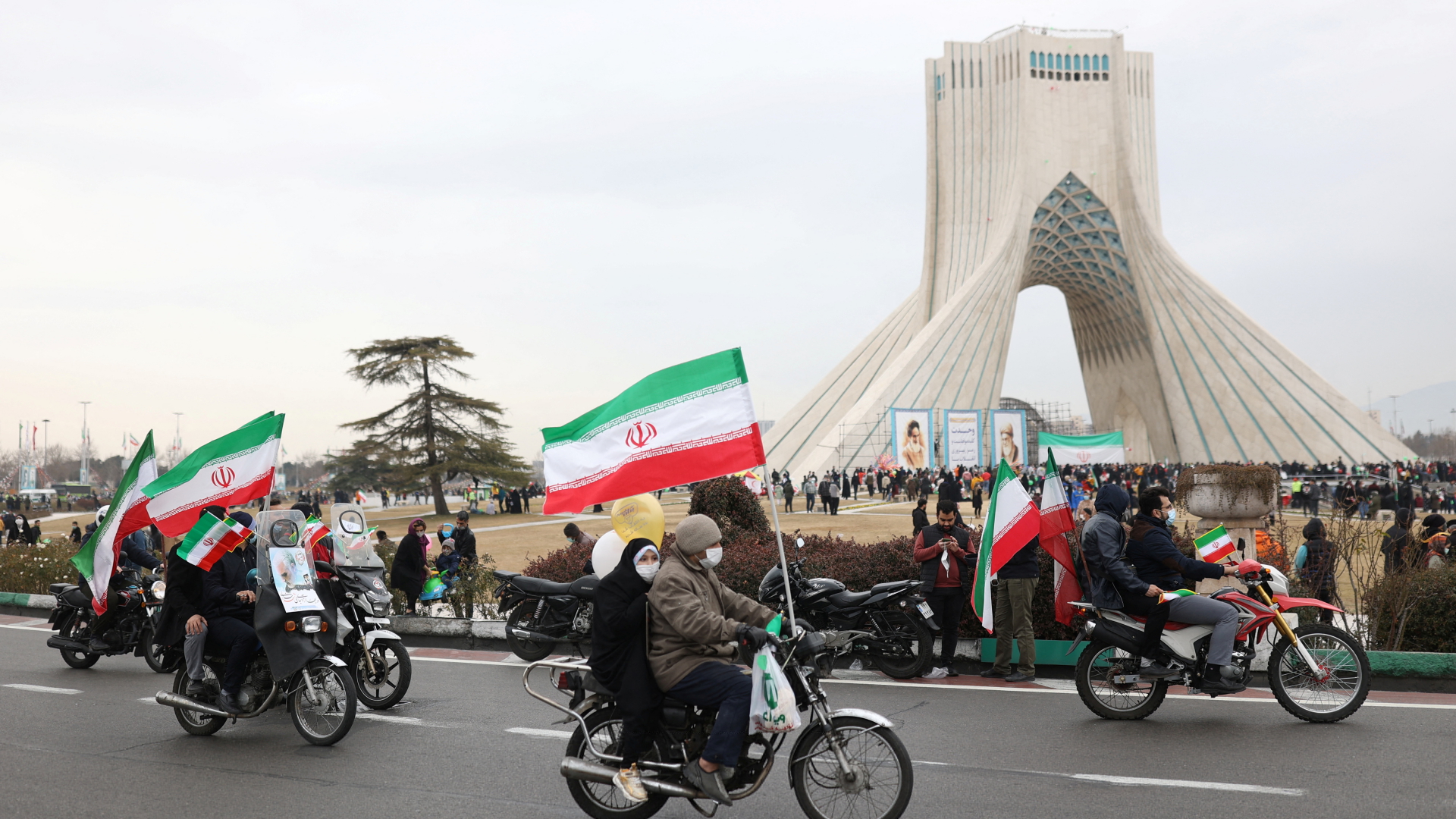 Iraner fahren am Revolutionstag mit Fahnen durch das Stadtzenrum von Teheran | via REUTERS