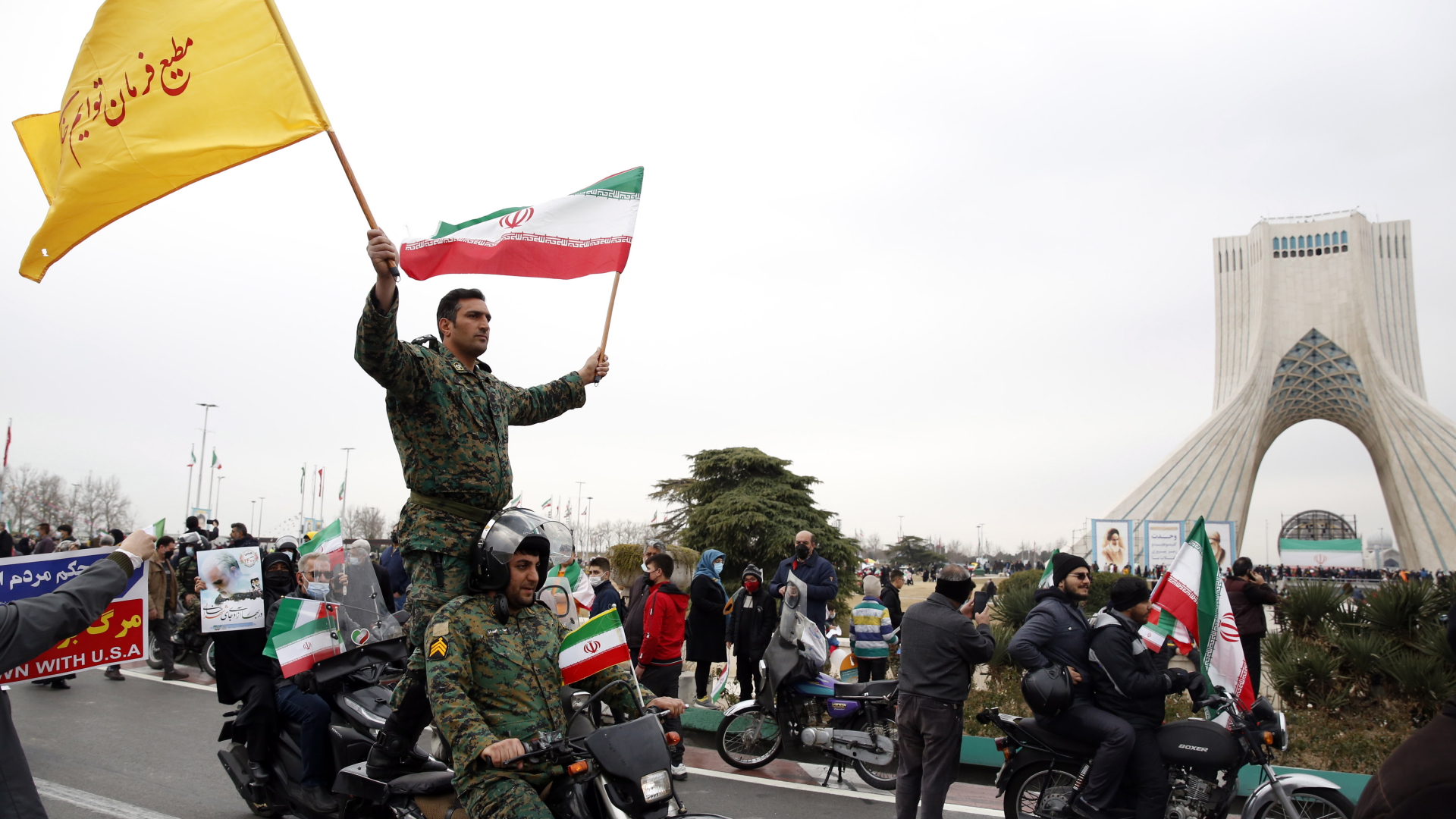 Motorradfahrer schwenken in Teheran (Iran) Flaggen zum Revolutionstag | EPA