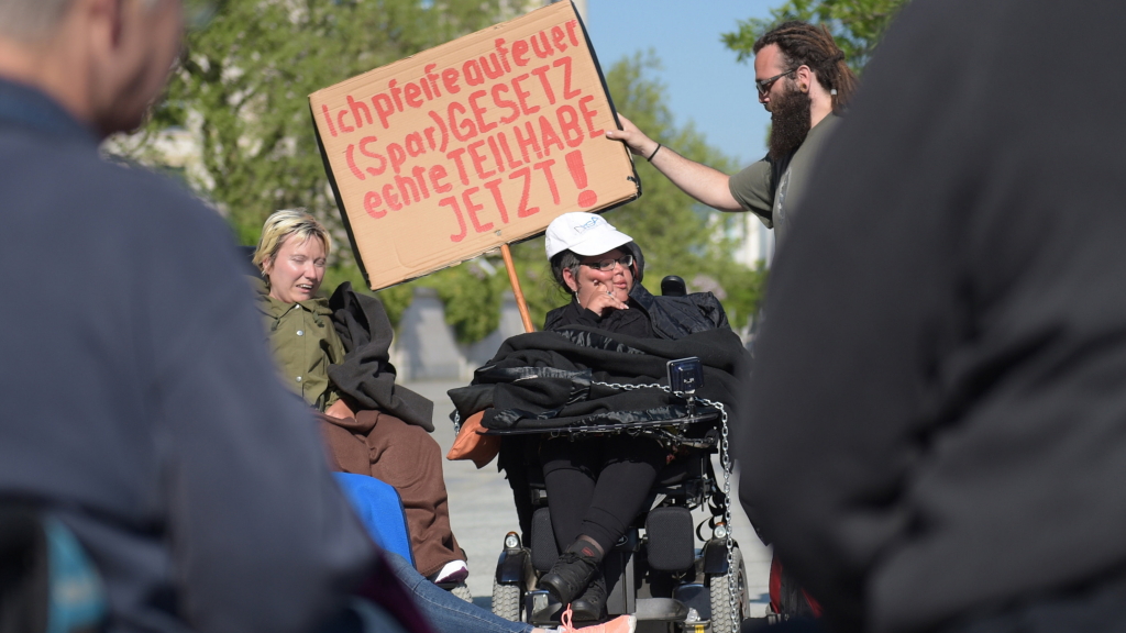 Rollstuhlfahrer protestieren gegen das Teilhabegesetz | null
