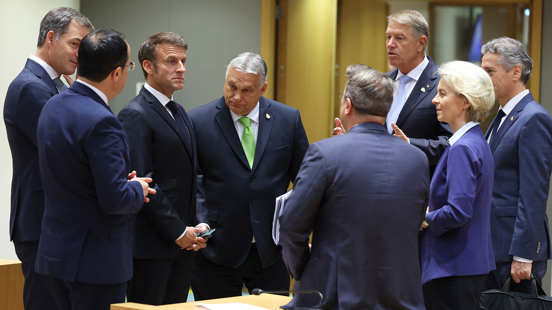 Teilnehmer des EU-Gipfels während eines Treffens am runden Tisch im Gebäude des Europäischen Rates in Brüssel.
