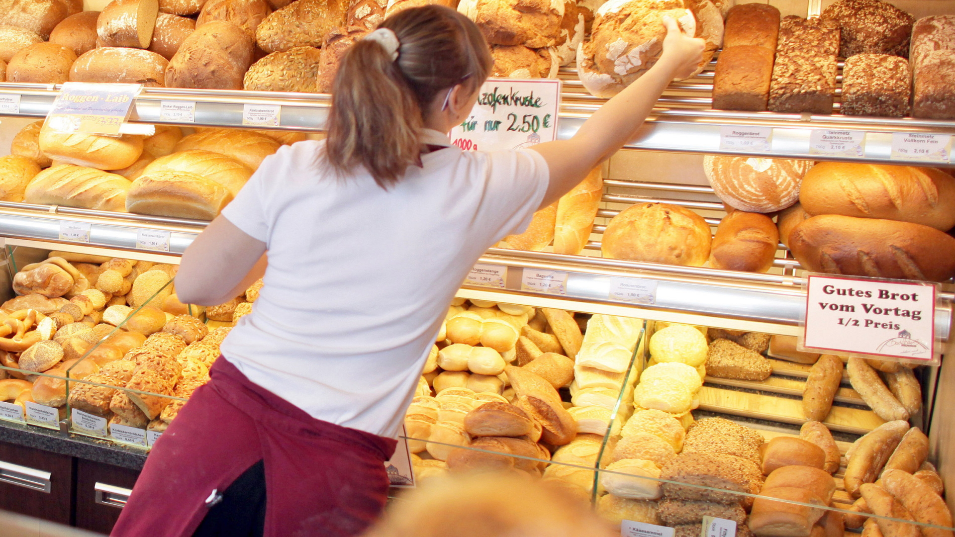 Eine Verkäuferin arbeitet in einer Filiale einer Bäckerei in Zwenkau (Landkreis Leipzig). Vor allem Frauen nutzen die Möglichkeit der Teilzeitbeschäftigung.  | dpa