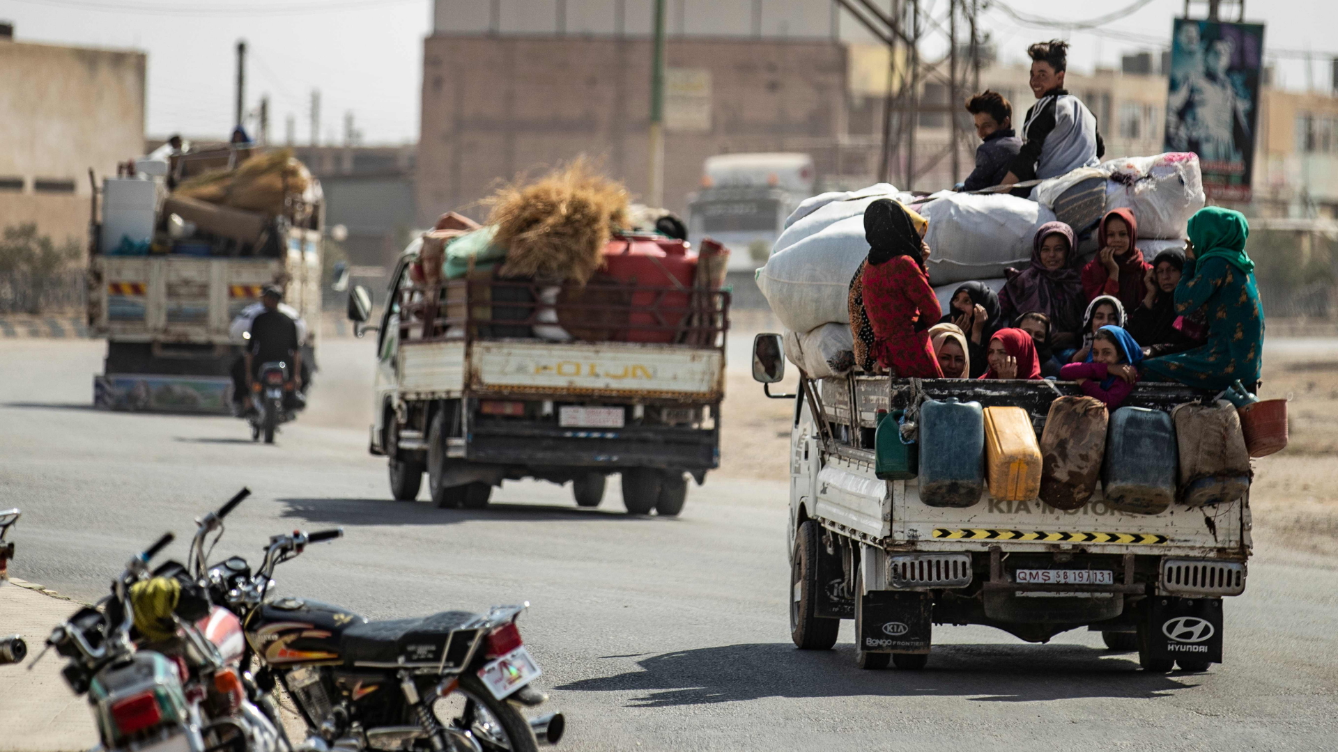 Menschen fliehen aus Tel Abyad | AFP