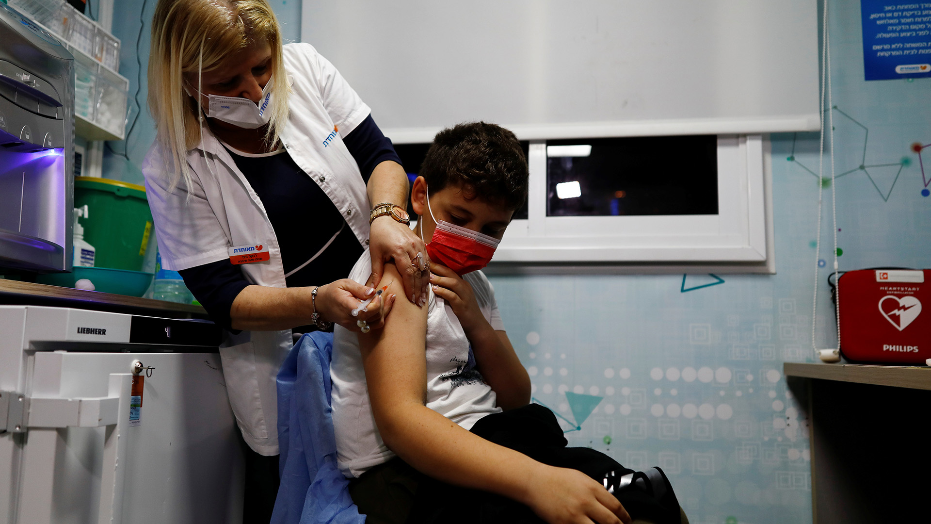 Ein Kind bekommt seine erste Corona-Impfung  in Tel Aviv. 