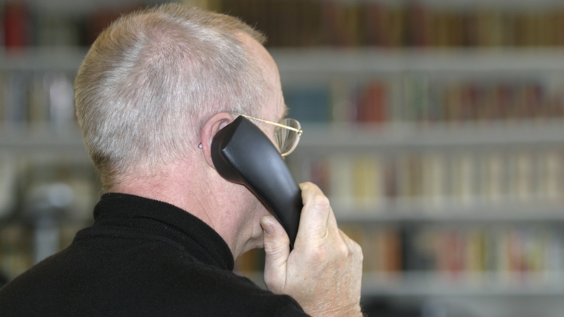 Ein älterer Mann beim Telefonieren | Bildquelle: ARD-aktuell