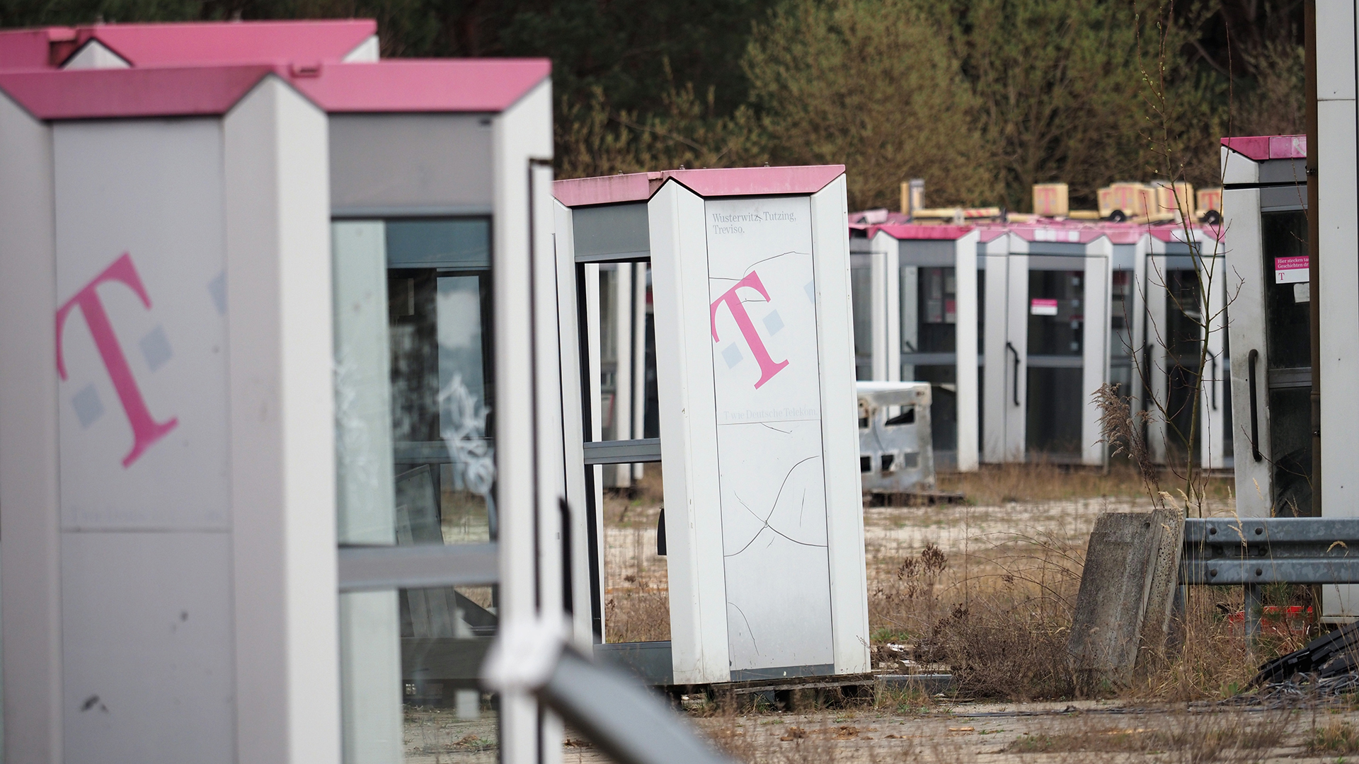 Ausrangierte Telefonzellen stehen auf einem abgezäunten Gelände in Brandenburg. (Archivbild: 07.04.2021) | dpa