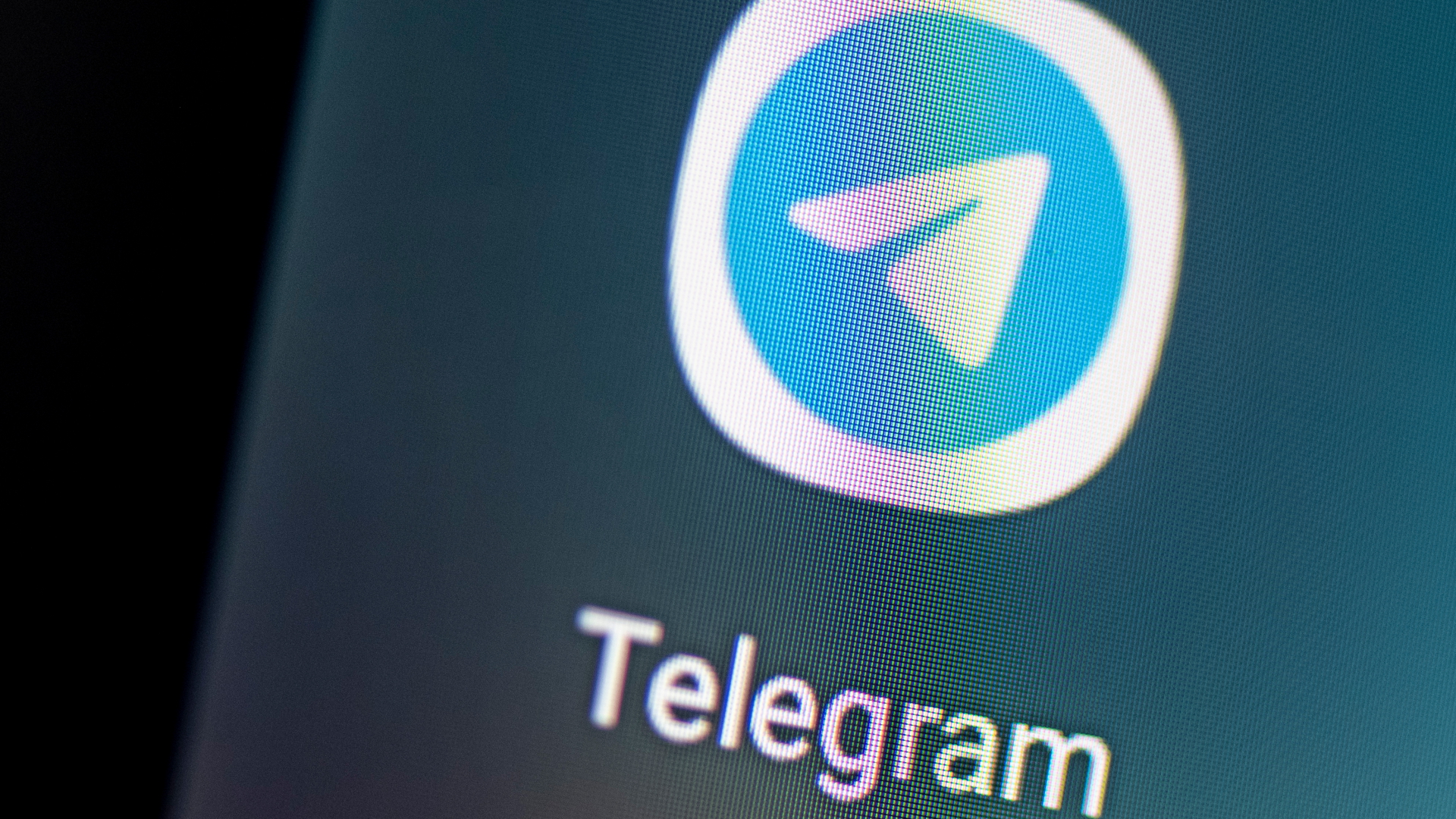 Auf einem Smartphone sieht man das Logo der Messenger App Telegram | dpa