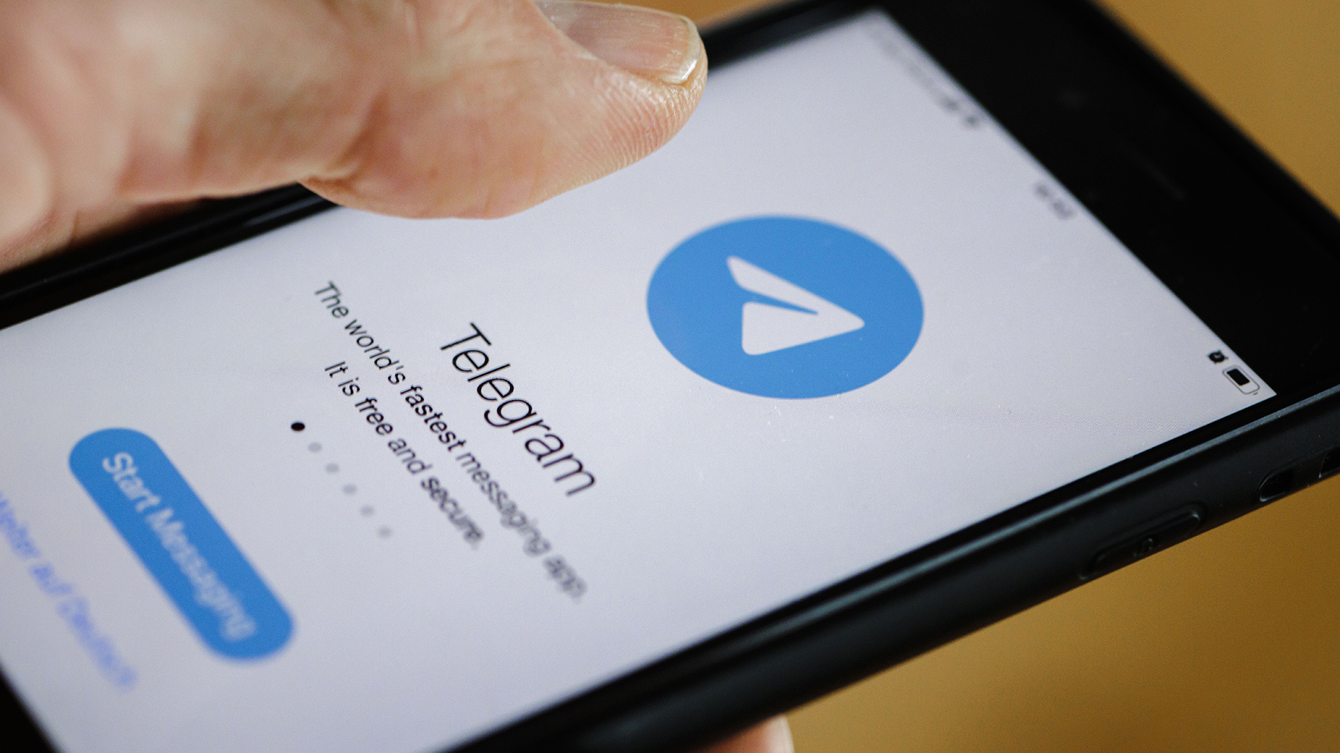 Ein Smartphone zeigt die Telegram-App.