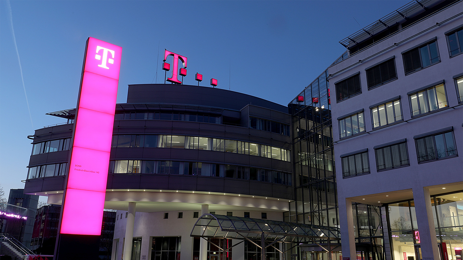 Nordrhein-Westfalen, Bonn: Das Logo der Deutschen Telekom leuchtet auf dem Dach der Unternehmenszentrale | dpa
