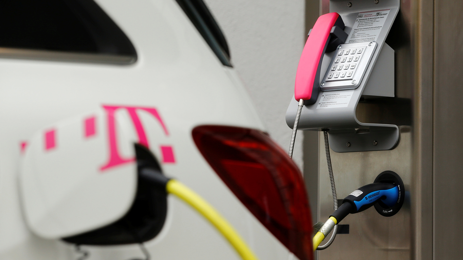 Ladestation für Elektroautos in eine Telefonzelle der Telekom integriert. | Bildquelle: REUTERS