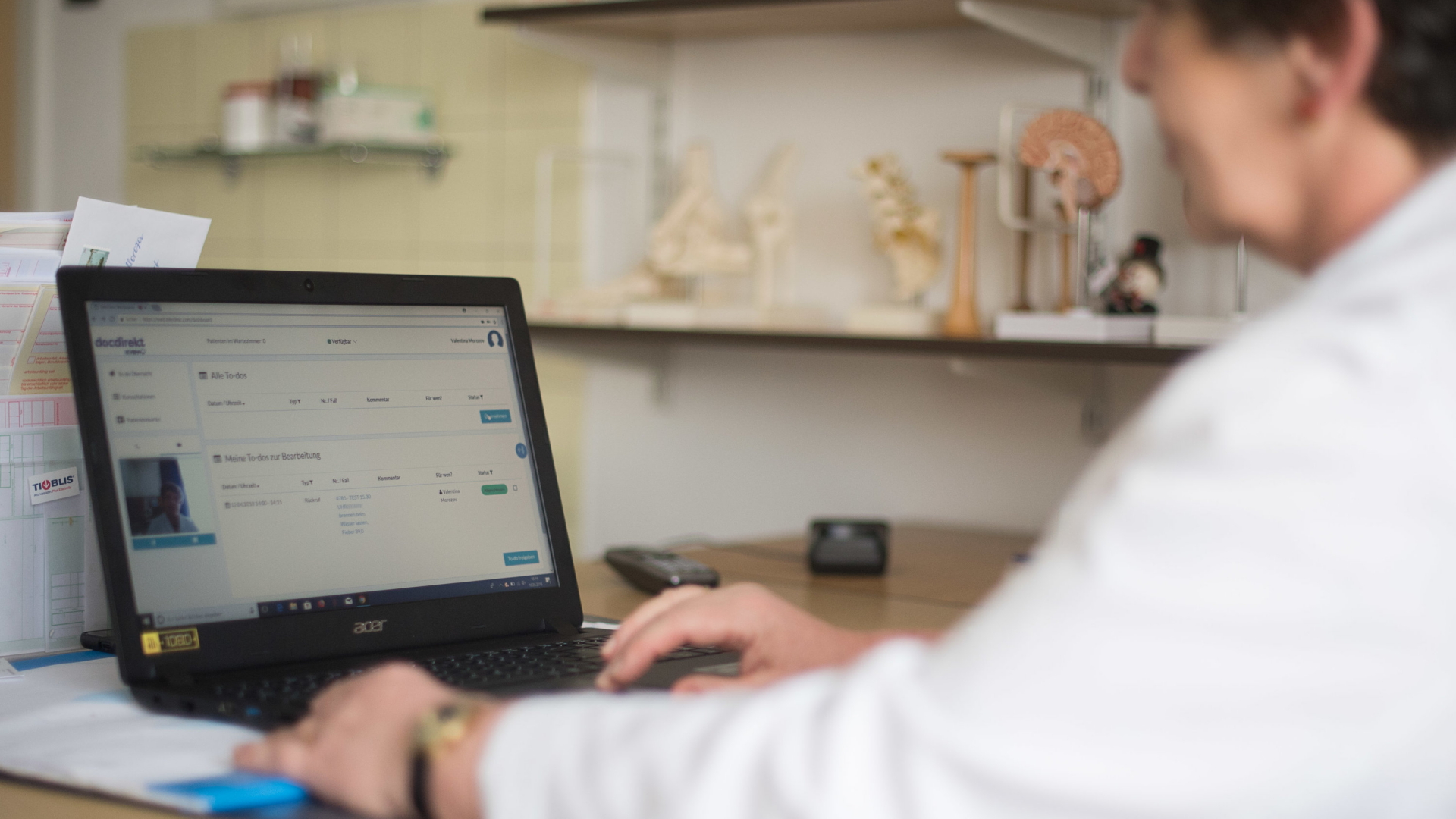 Eine Ärztin am Laptop bei der digitalen Konsultation. | Bildquelle: dpa