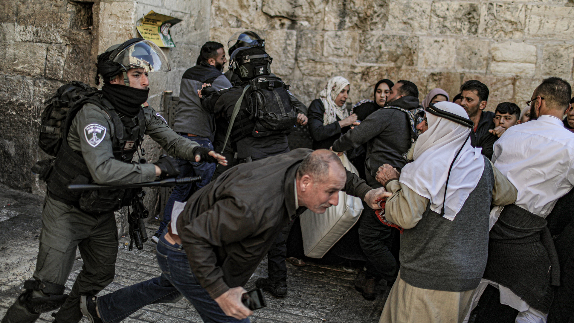 Israelische Sicherheitskräfte und Palästinenser auf dem Gelände der Al-Aqsa-Moschee | dpa
