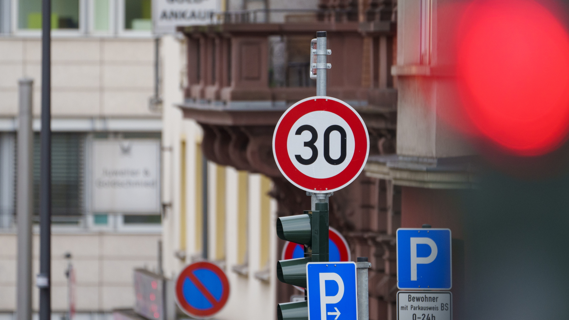 Ein Tempo-30-Schild steht auf der Parcusstraße in Mainz. | dpa