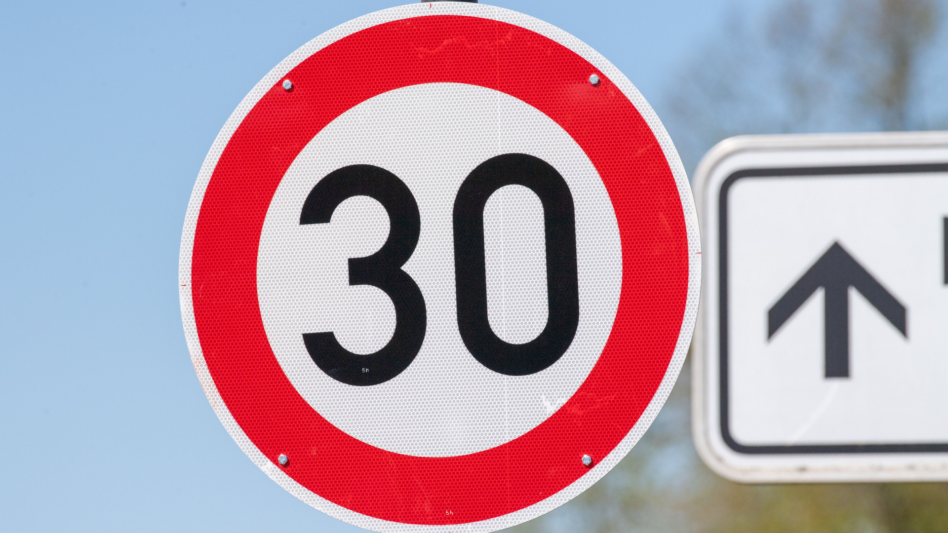 Ein Verkehrsschild gibt eine zulässige Höchstgeschwindigkeit von 30 Kilometern pro Stunde an.