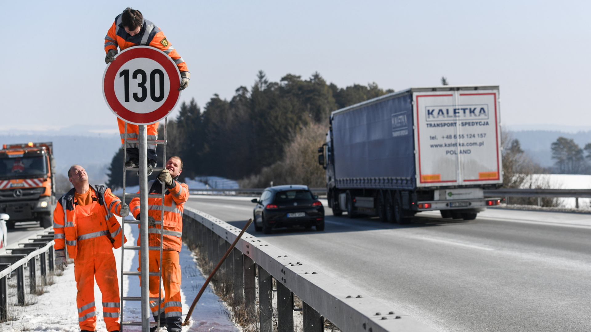 Straßenwärter montieren an der Autobahn A81 am Hegaublick ein Schild mit der Aufschrift "130". | Bildquelle: dpa