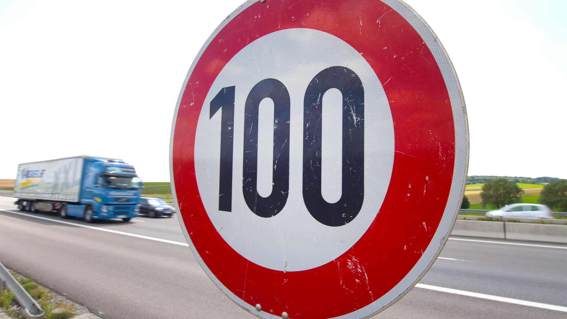 Tempo-100-Schild an der A6
