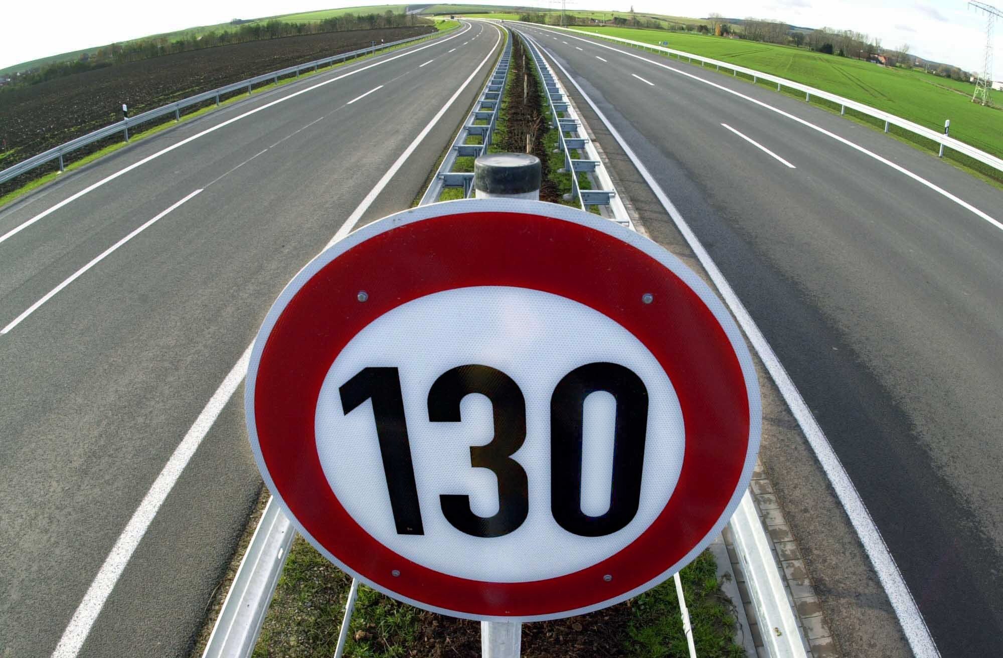 Geschwindigkeitsbegrenzung mit Tempo 130 wird auf einem Schild angezeigt