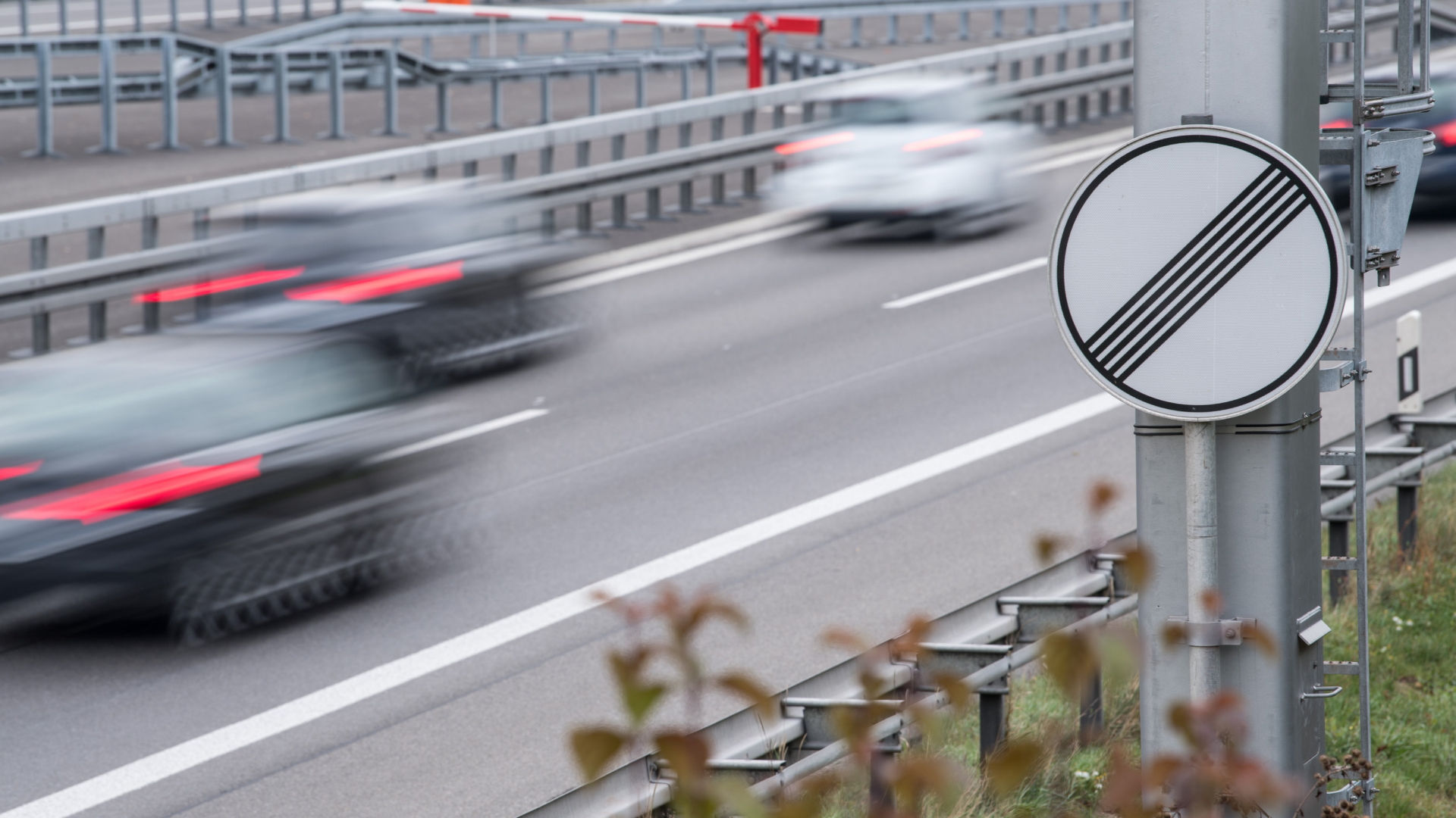 Autos fahren auf der Autobahn A81 auf einem Abschnitt ohne Geschwindigkeitsbegrenzung. (Archiv) | dpa