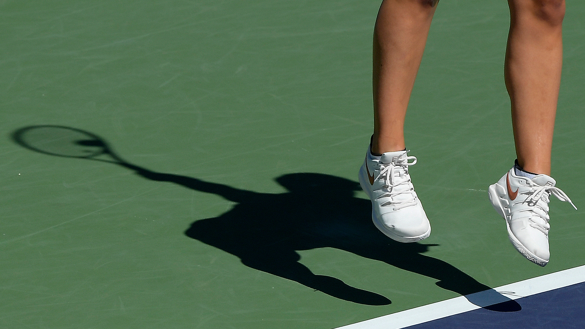 Der Schatten einer Tennisspielerin ist auf dem Tennisplatz zu sehen. | picture alliance/dpa