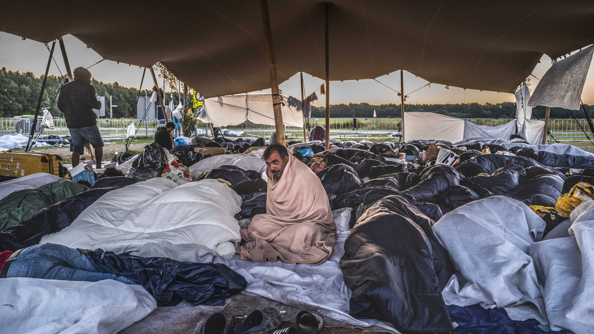 Hunderte Migranten liegen außerhalb des niederländischen Asylzentrums in Ter Apel auf dem Boden.  | EPA