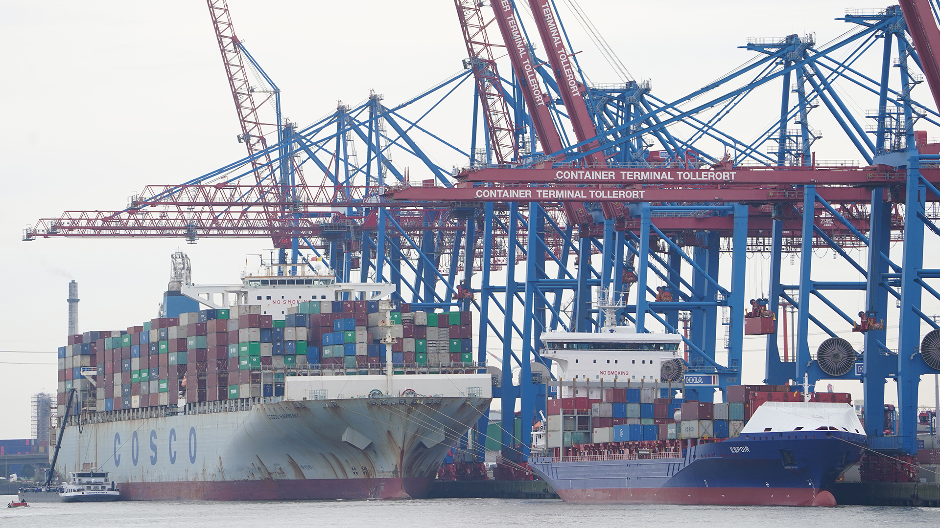Containerschiffe werden am Container Terminal Tollerort im Hamburger Hafen abgefertigt