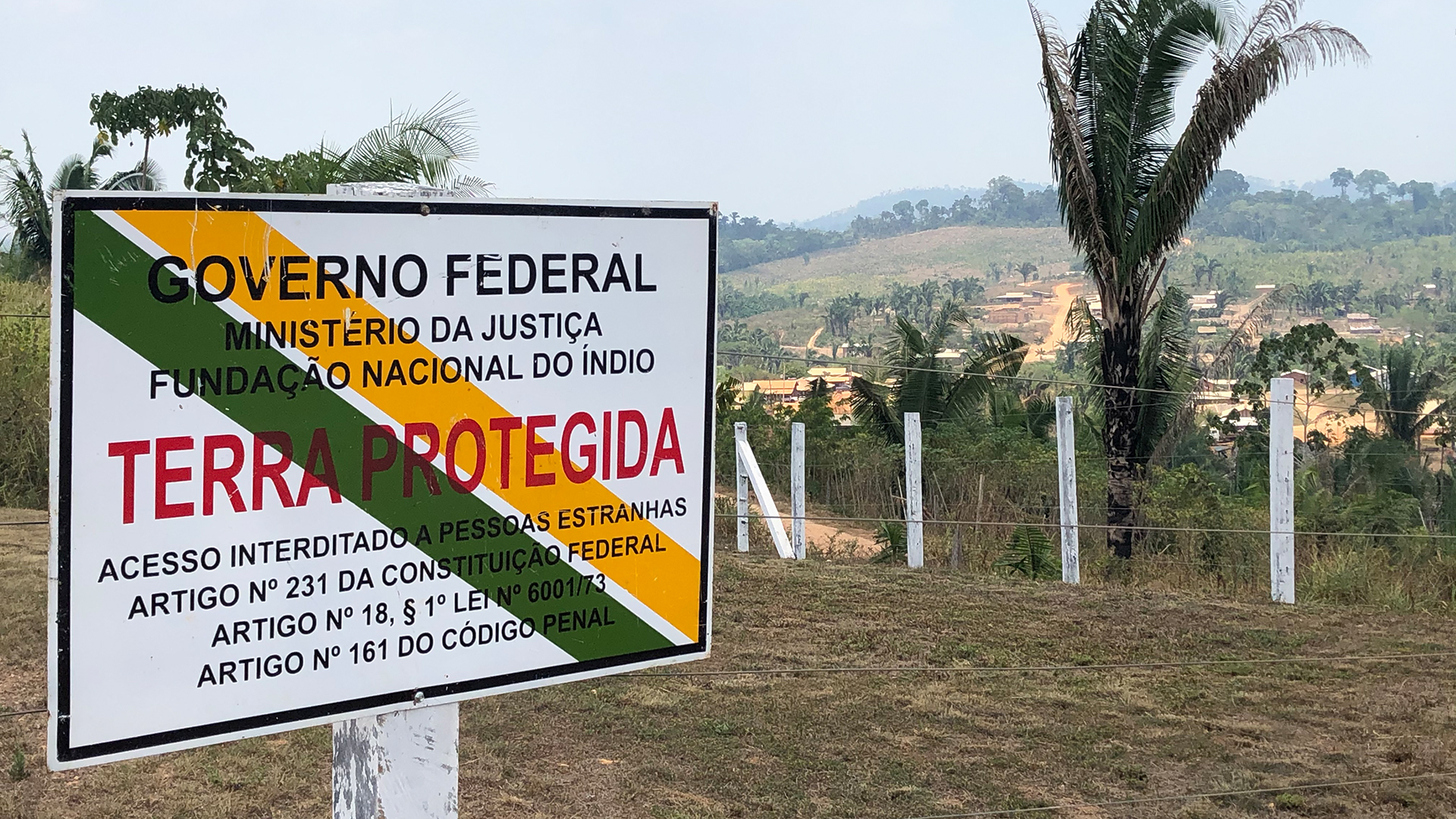 Ein Schild mit der Aufschrift: Terra Protegida - Geschützes Gebiet | Matthias Ebert / ARD-Studio Rio de Janeiro