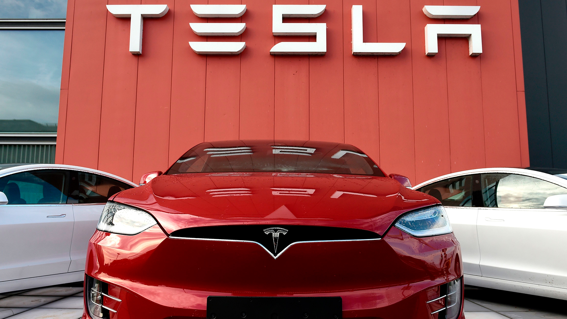 Neuwagen von Tesla stehen in einem Showroom in Amsterdam | AFP