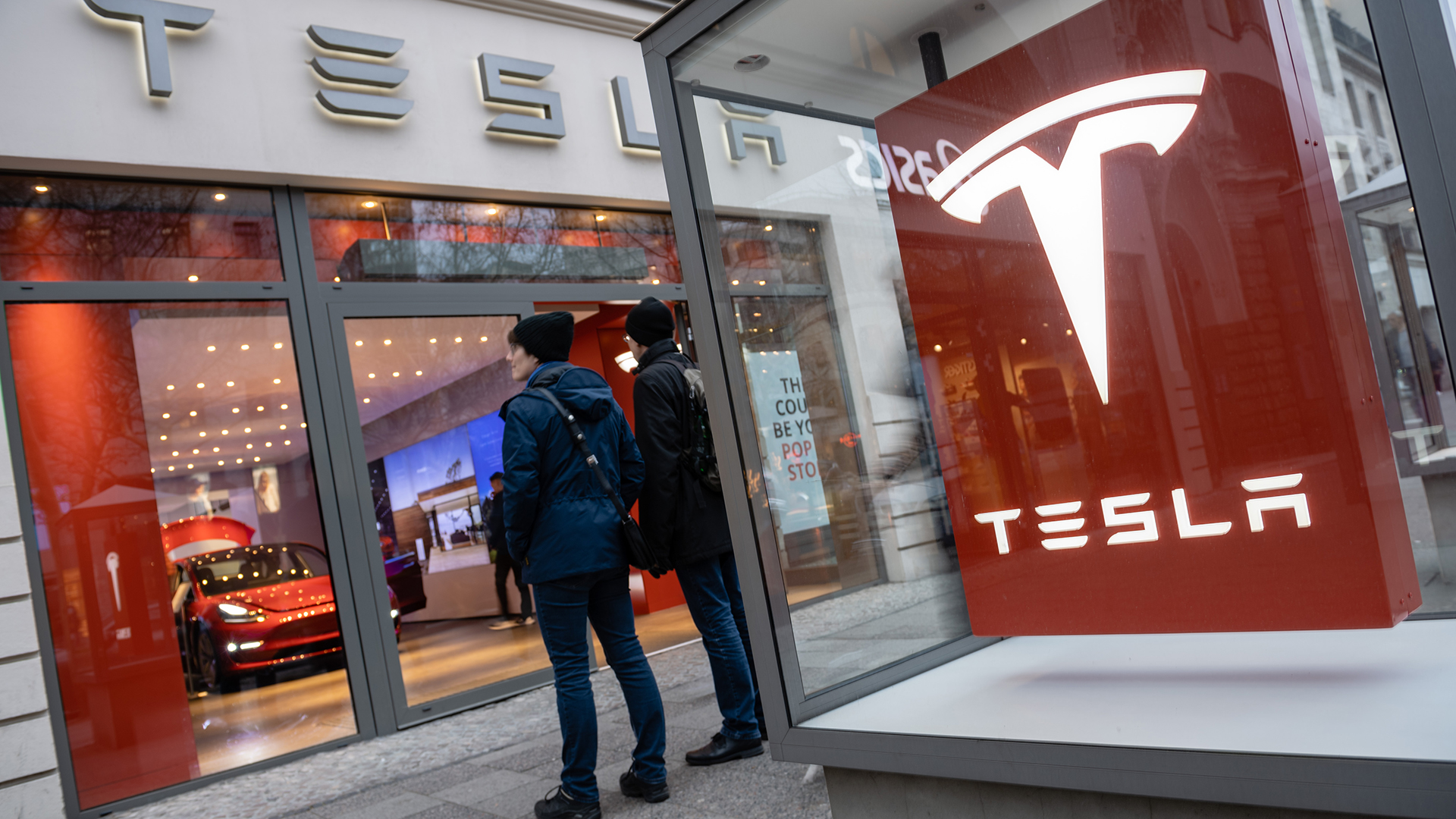 Neuwagen von Tesla stehen in einem Showroom in Berlin | JENS SCHLUETER/EPA-EFE/Shutterst