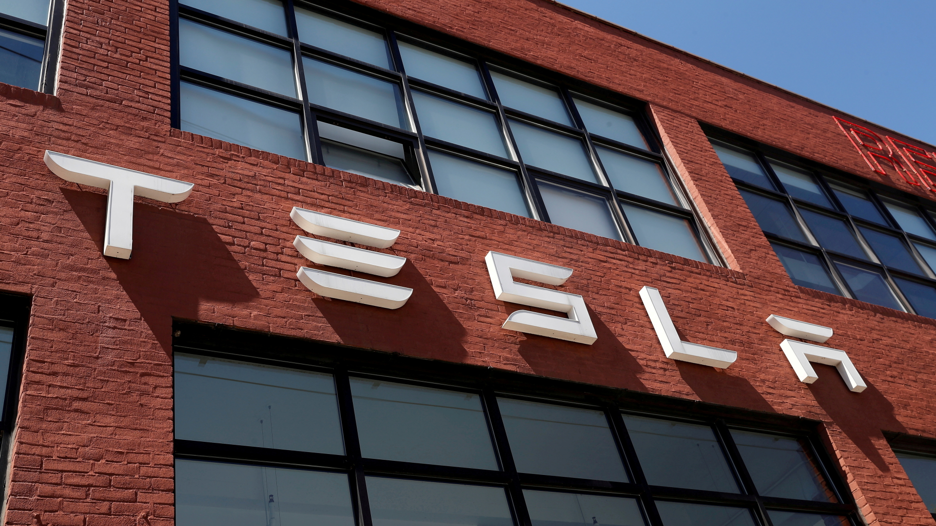 Das Tesla Logo auf einem Gebäude | REUTERS