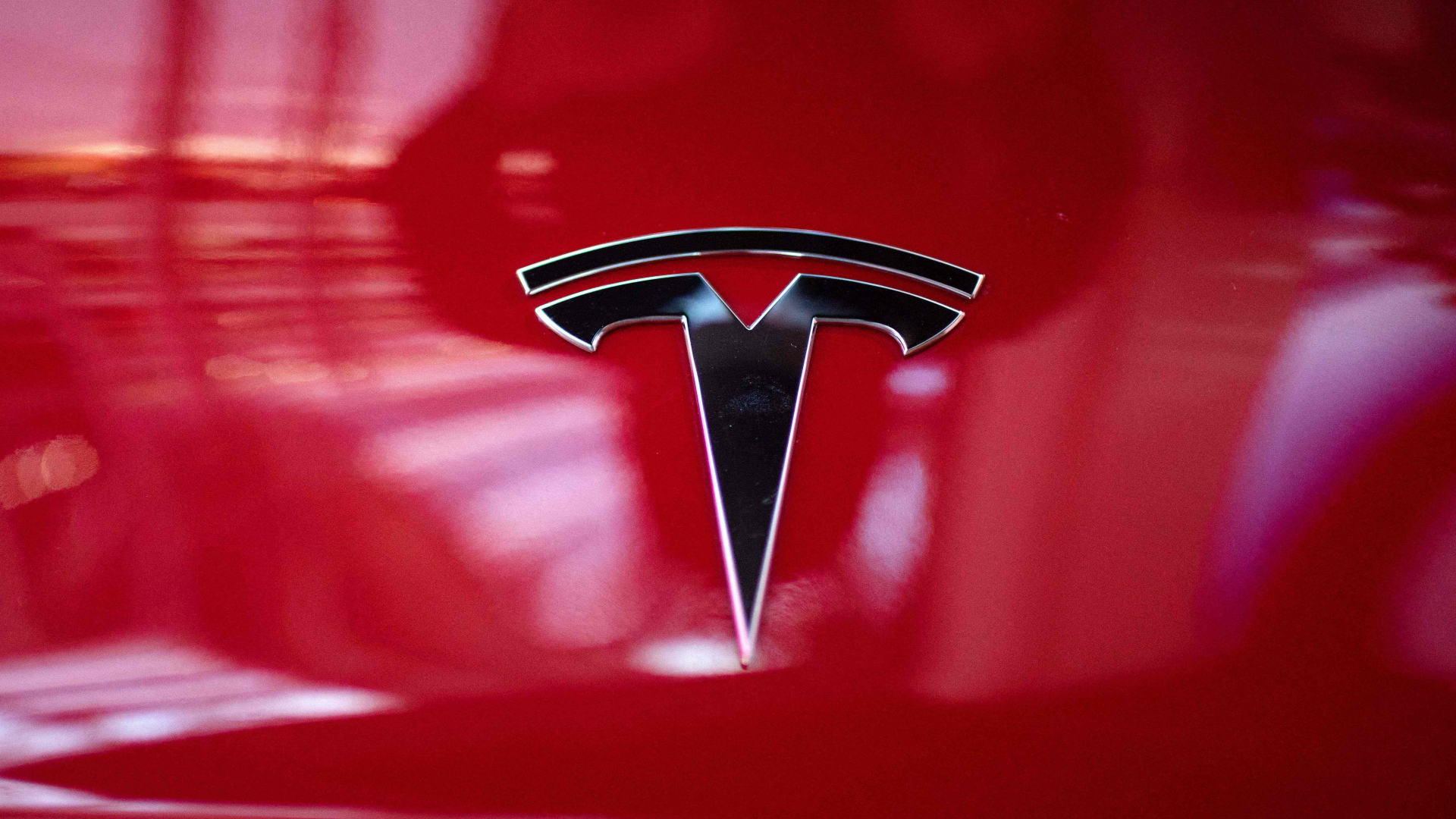 Tesla-Logo auf einem Auto | AFP