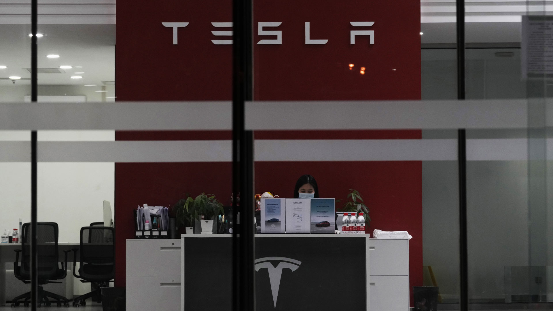 Tesla wegen Autohaus in Uiguren-Provinz in der Kritik