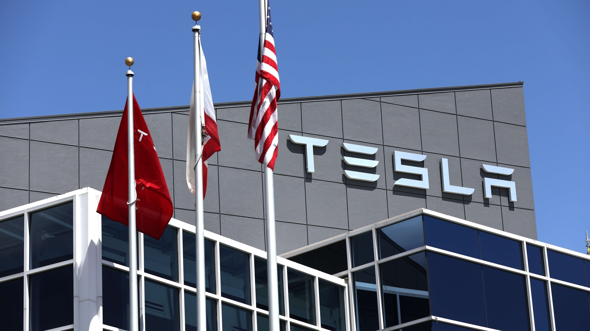 Tesla-Schriftzug am Firmengebäude in Fremont | AFP