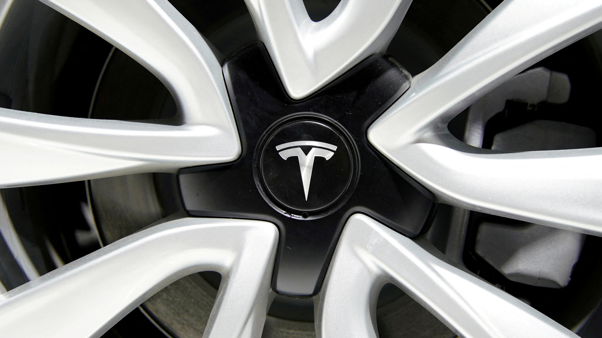 Logo des Elektroautohersteller Tesla | REUTERS