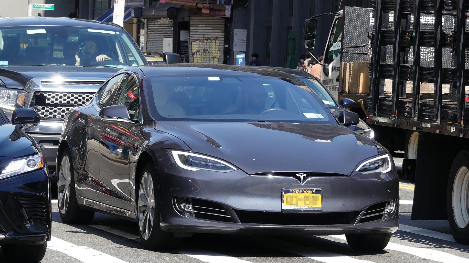 Ein Tesla im New Yorker Verkehr | picture alliance / ZUMAPRESS.com