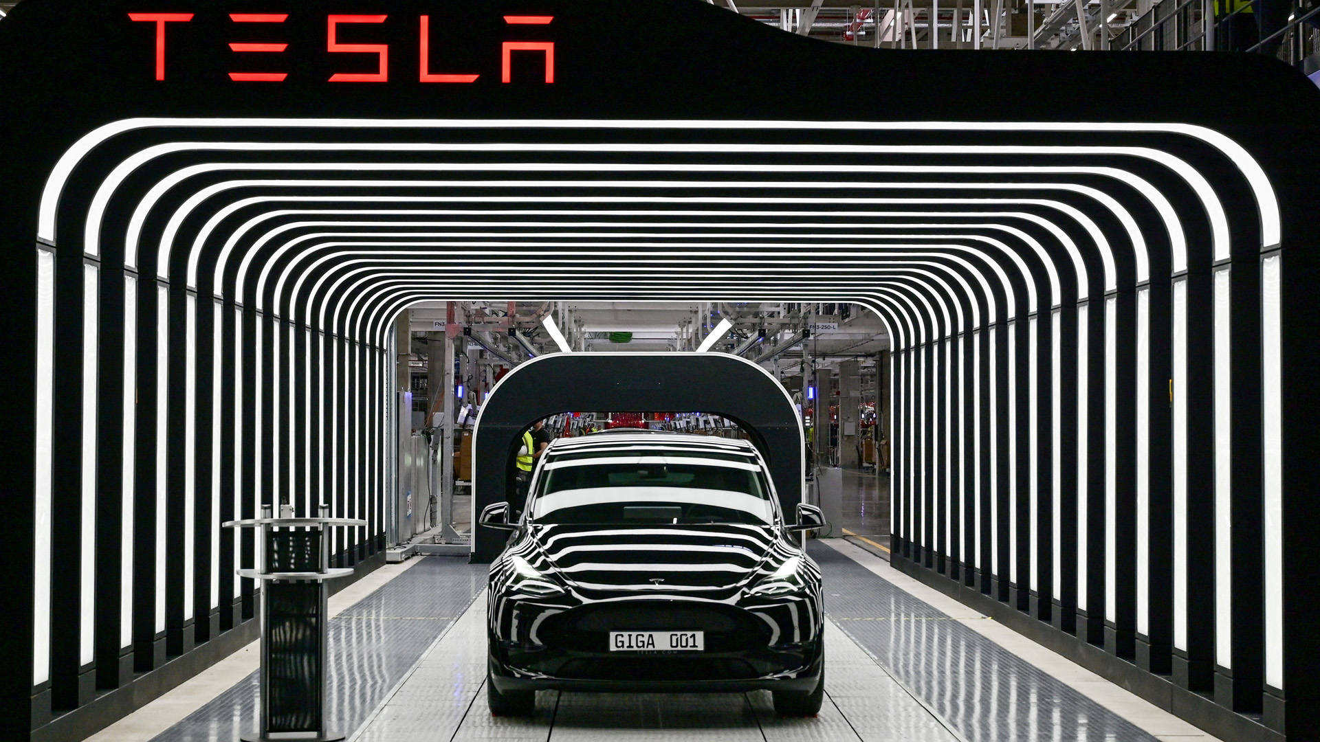 Tesla-Fahrzeug im Werk in Grünheid | via REUTERS