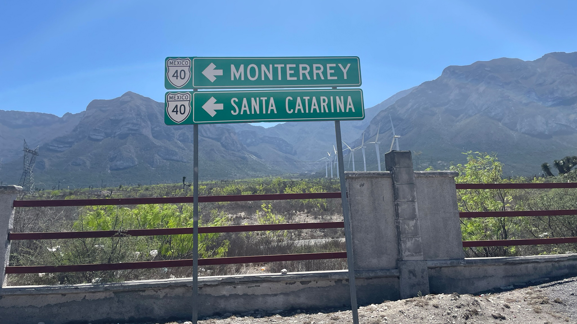 Straßenschilder weisen nach Monterrey und Santa Catarina.