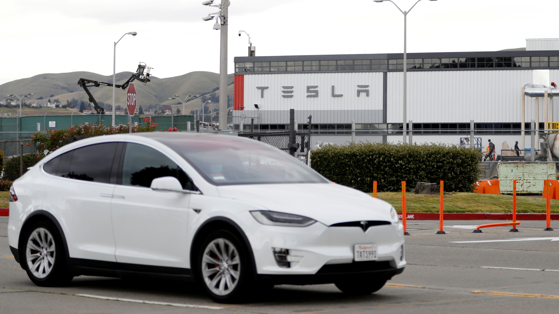 Auto fährt am Tesla-Werk in Fremont vorbei | REUTERS