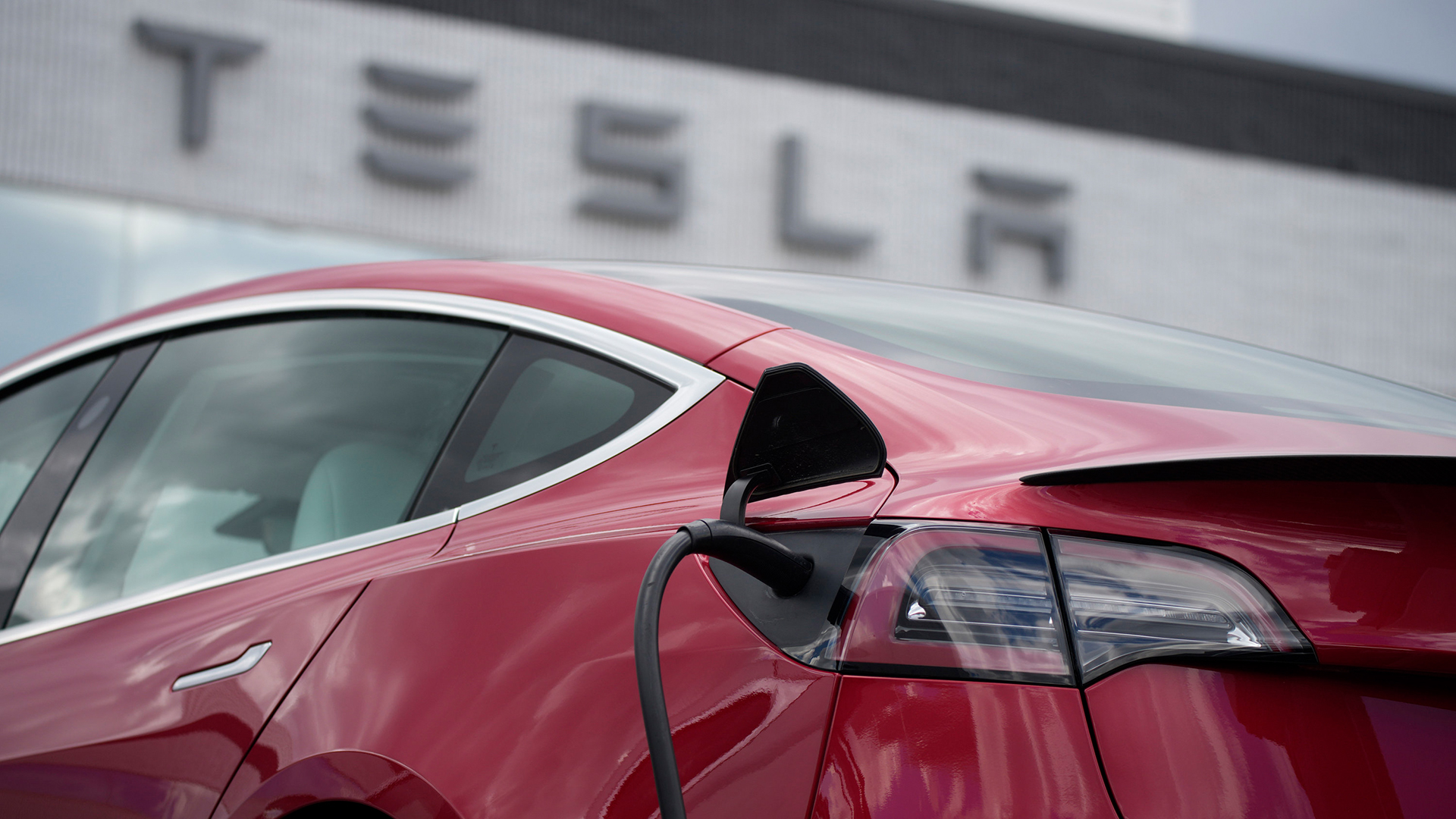 Ein Tesla Model 3 wird aufgeladen.