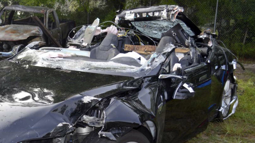 Wrack des selbstfahrenden Tesla Model S, dessen Fahrer beim Unfall am 7. Mai 2016 in den USA getötet wurde.