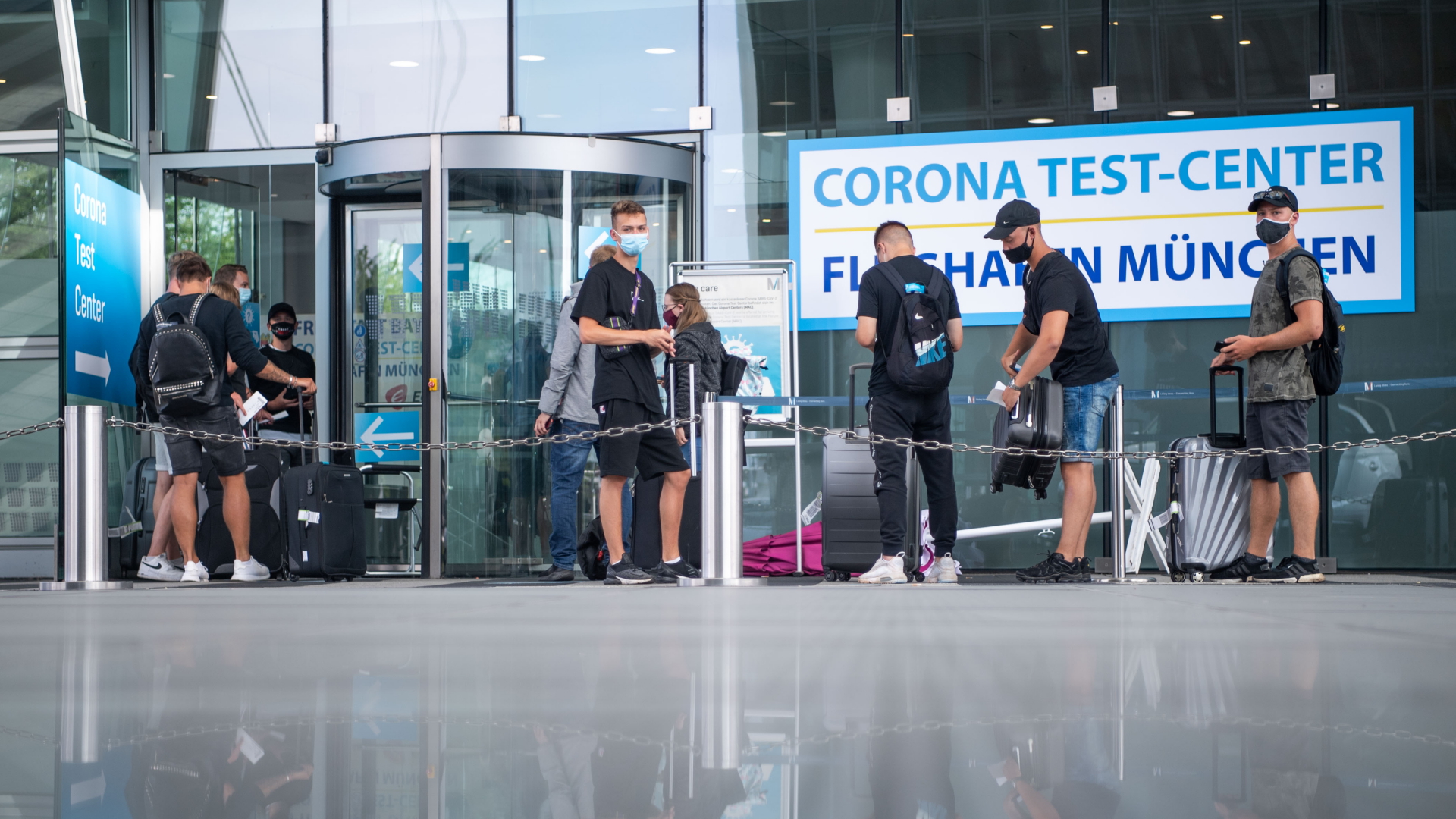  Menschen stehen Schlange am Corona-Testcentrum Flughafen München (Archivbild vom August 2020) | dpa