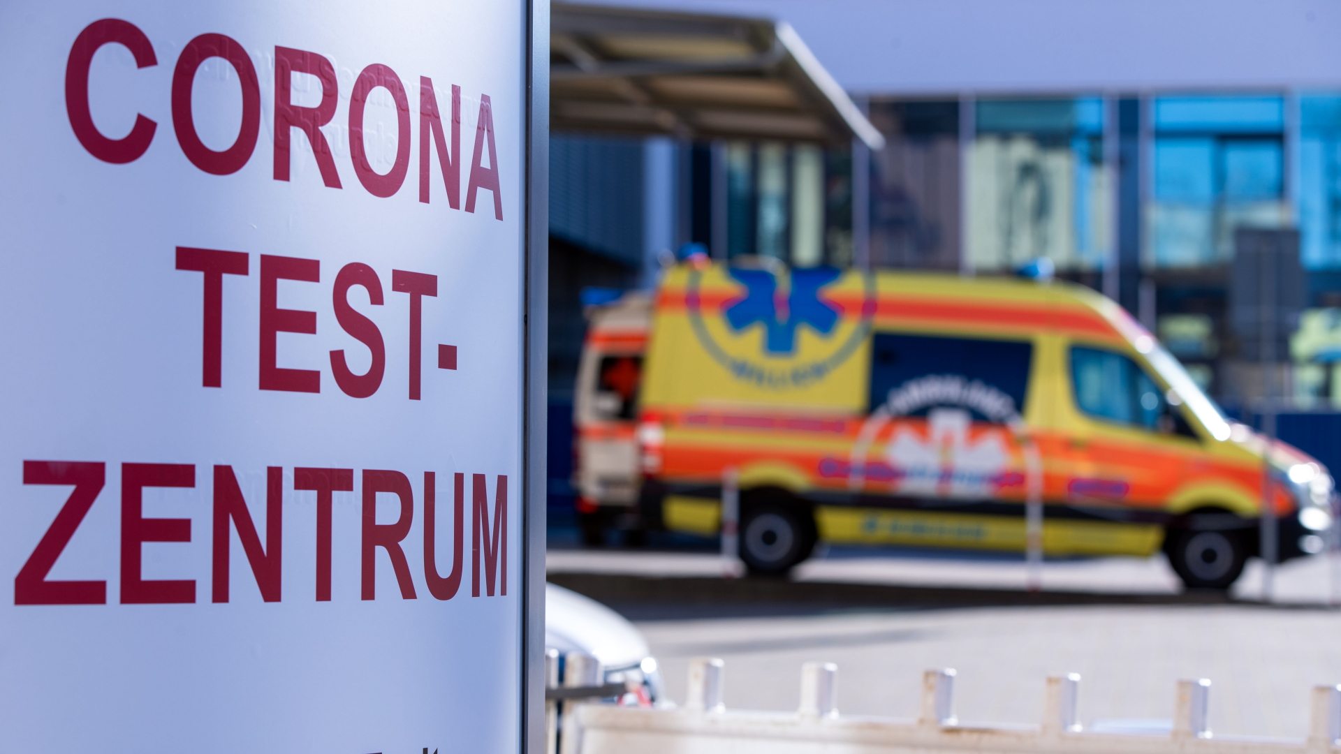 Hinweisschild auf Corona-Testzentrum in Rostock | Jens Büttner/dpa-Zentralbild/dpa