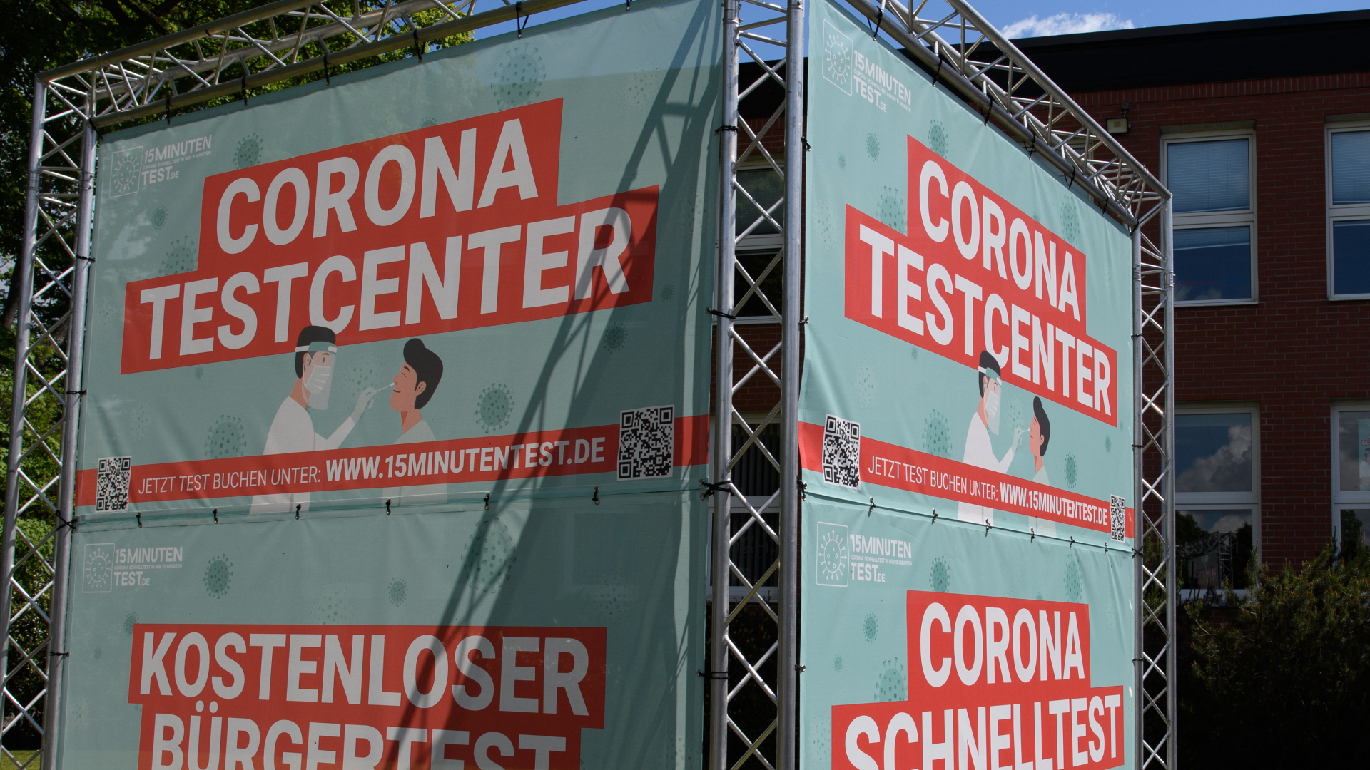 Ein Aufsteller mit dem Schriftzug "Corona-Testcenter" steht in Kassel (Hessen). | dpa