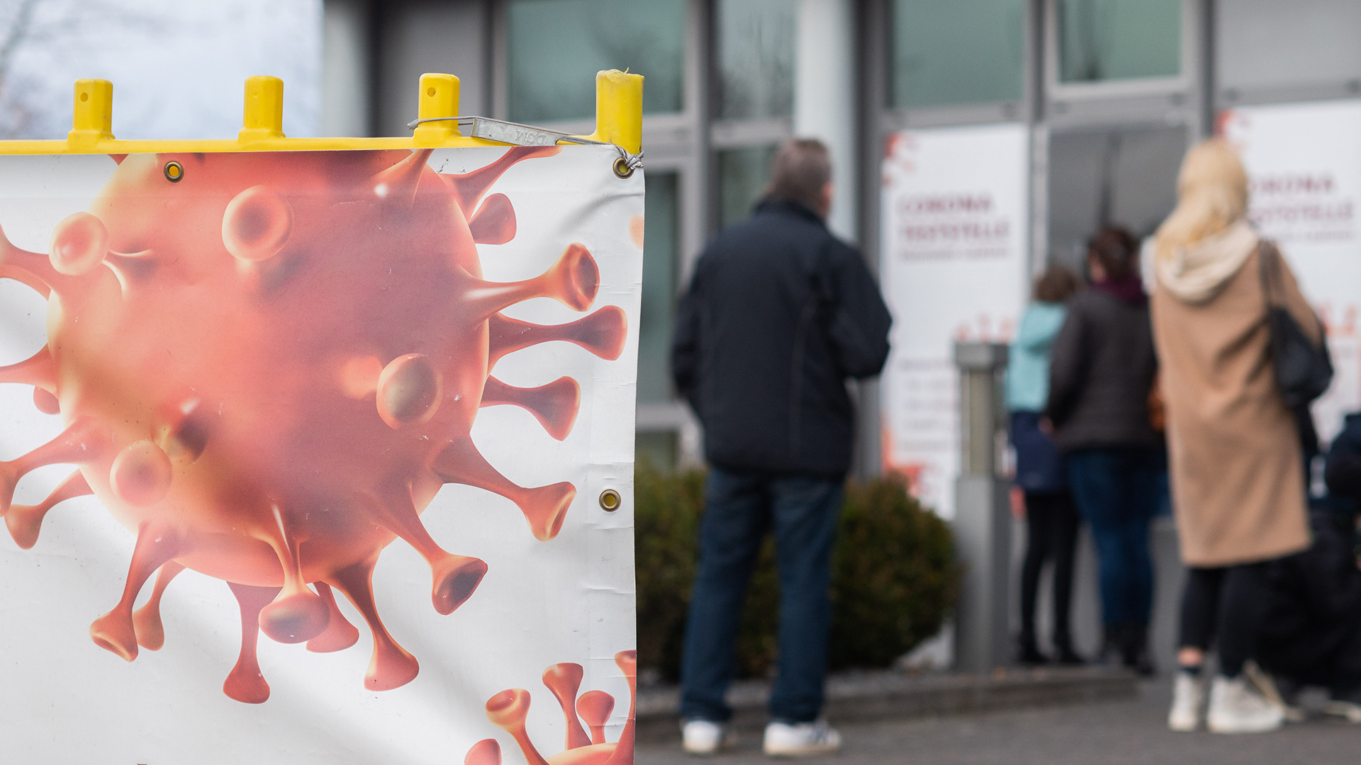 Menschen warten auf einen Coronatest an der von einer Arztpraxis betriebenen Corona-Teststelle Hannover-Laatzen | picture alliance/dpa