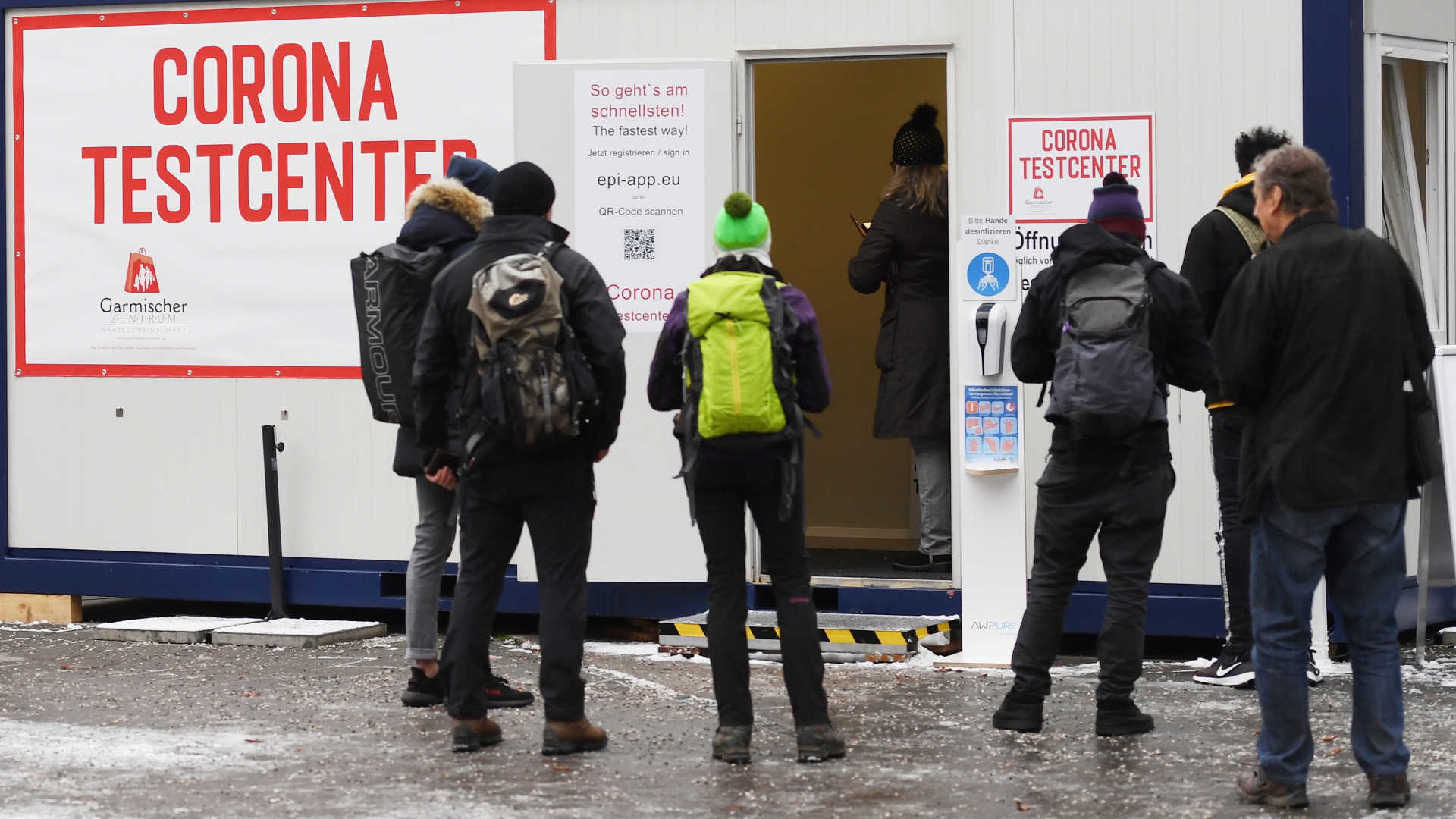 Menschen stehen an einem Testzentrum in Garmisch-Partenkirchen vor einem Testzentrum an. | dpa