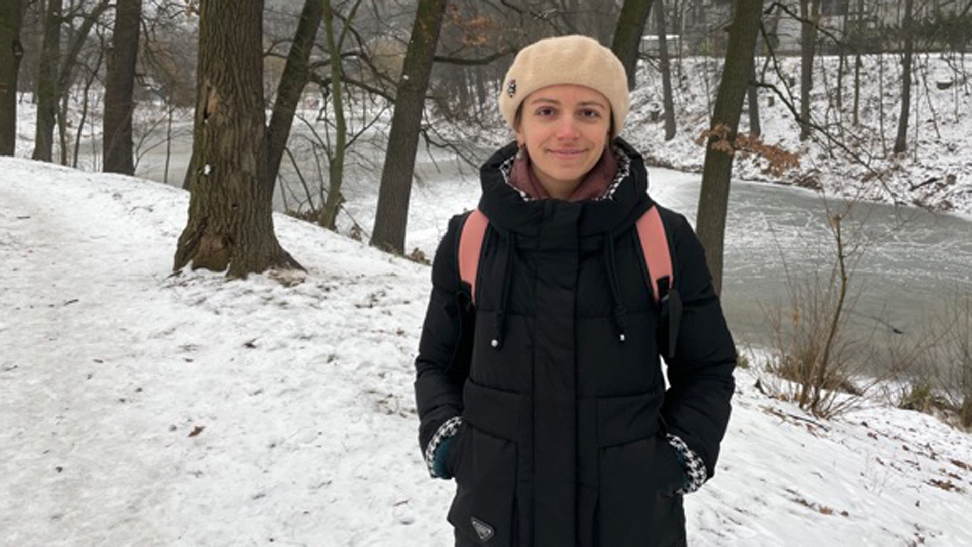 Tetiana Lushchenko steht in einem Park im Kiewer Stadtteil Niwki. | Peter Sawicki/ Deutschlandfunk
