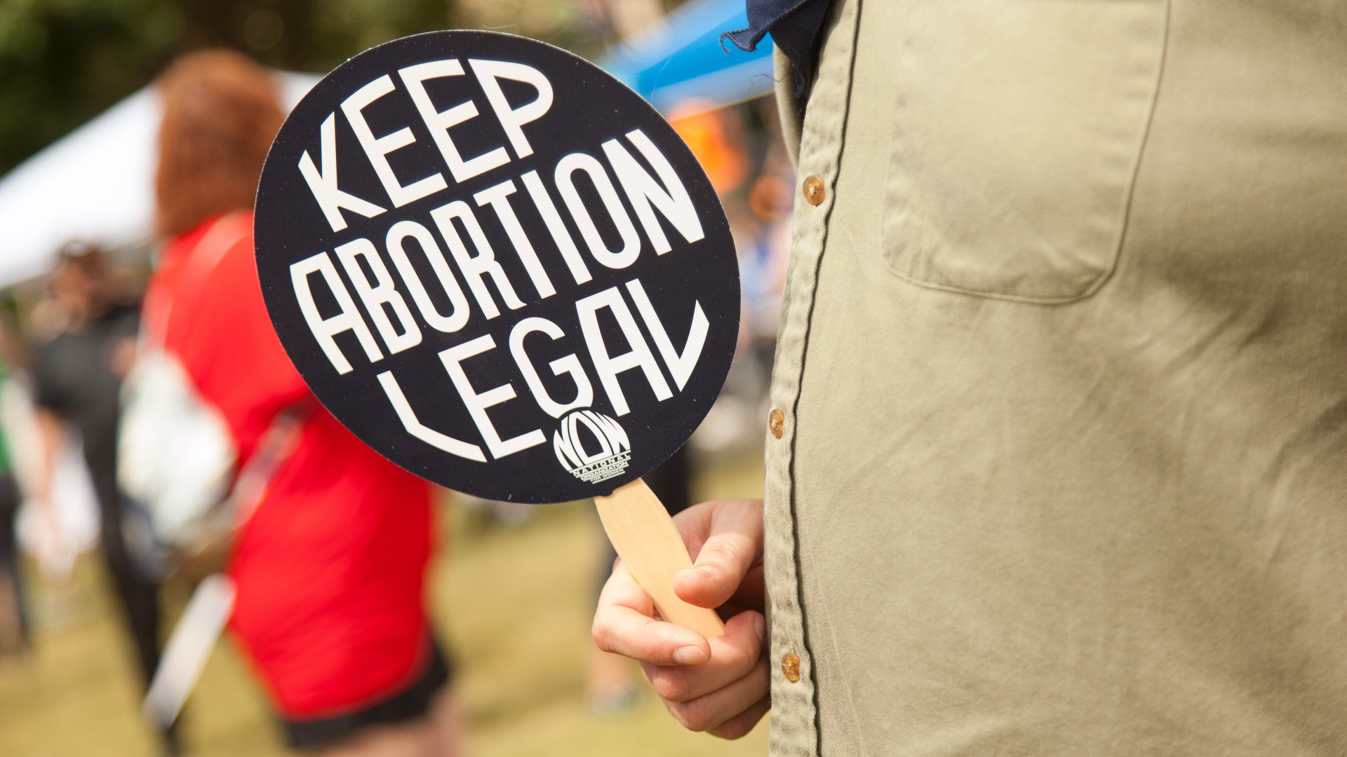 "Bewahrt das Recht auf Abtreibungen" steht auf dem Schild einer Demonstrantin in Dallas im US-Bundesstaat Texas (Archivbild). | dpa