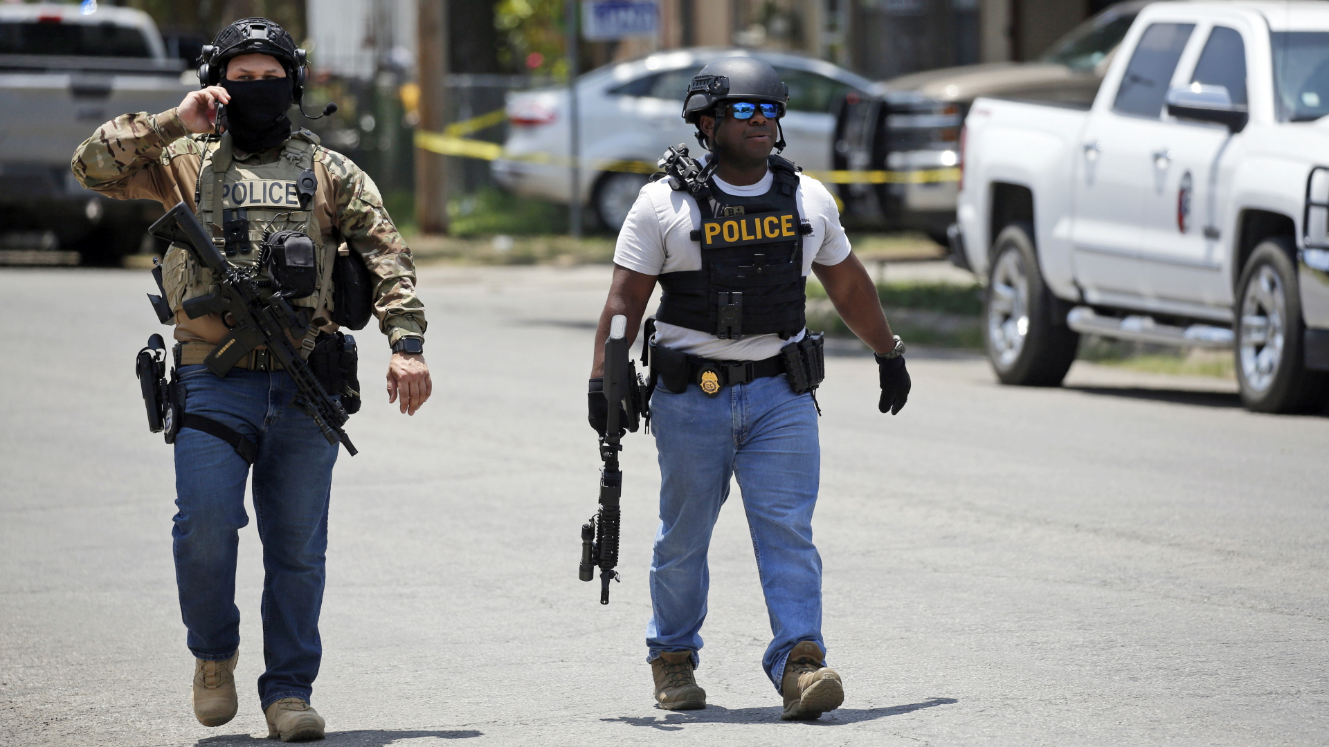 Polizisten vor einer Grundschule im texanischen Uvalde | dpa